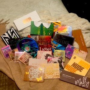 26 eyeshadow palettes. Some brand new some gently used.
